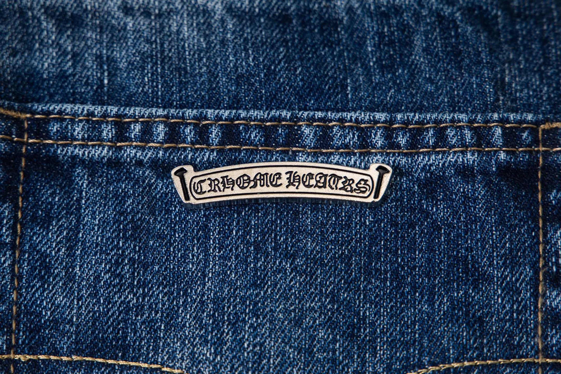 P260 Chrome Hearts Miami Limited Pants Blue Leather Cross Couple Jeans are a hot trend this season and are sought after by countless celebrities and fashionistas. The neat details of the cutting process add color to the playful fashion! The neat and meticulous design, and the well-fitting structure is unique. The upper body not only has outstanding recognition, but also looks younger and younger. A style with the ultimate wearing meaning and performance, gorgeous color matching, and the craftsmanship of this style is also extremely extraordinary. After the finished product is washed, it is disassembled and hand-made with sheepskin cross leather and then spliced ​​together to complete. The whole piece has too many craftsmanship to describe. It is decorated with patchwork cross flowers and high-waisted washed jeans! ! Absolutely high-end luxury product, a god-level single product, a super popular product, made by top heavy industry, a magic weapon that cannot be missed to hit the streets. Style number: 1832 Size: 28 30 32 34 36 Color: blue